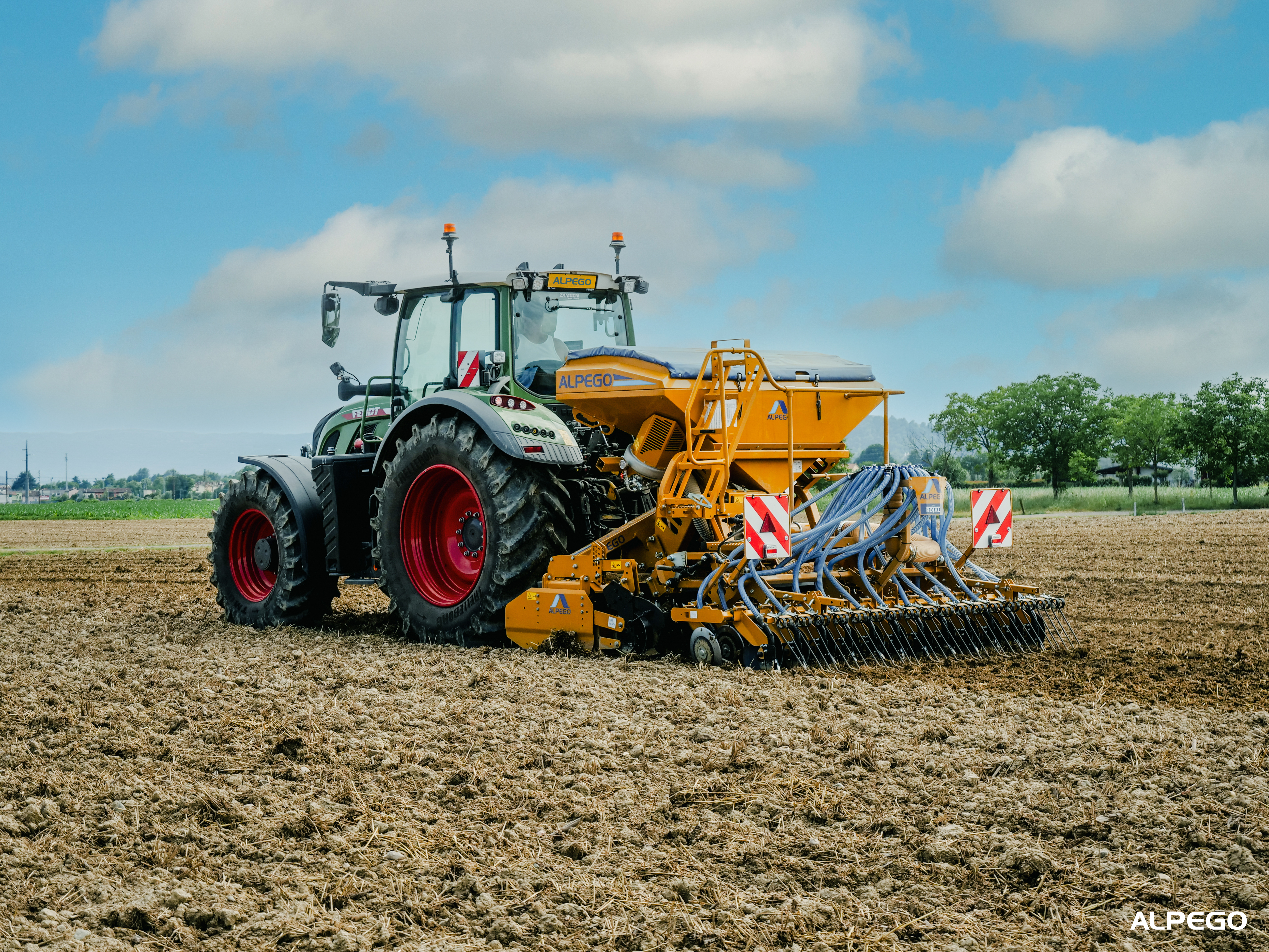 Alpego JET-X Combi-Drill mounted to a Fendt tractor